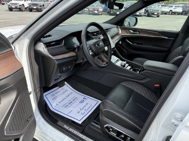 Used 2024 Jeep Grand Cherokee Summit w/ Luxury Tech Group V AWD/4WD image 10