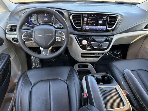 Used 2024 Chrysler Pacifica Select image 10