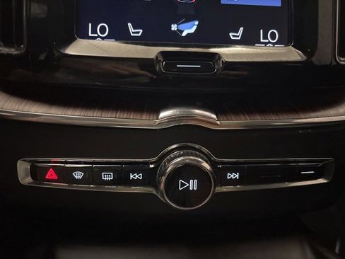 Used 2021 Volvo XC60 T6 Momentum image 19