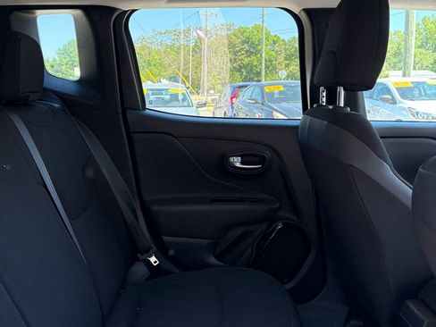 Used 2018 Jeep Renegade Altitude FWD image 12