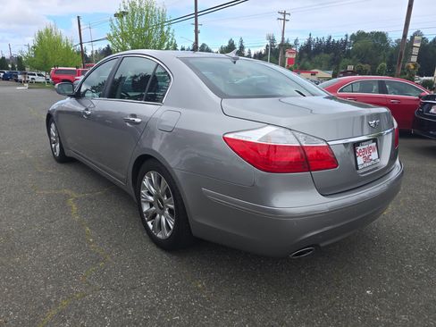 Used 2009 Hyundai Genesis 3.8 w/ Technology Pkg 4 RWD image 5