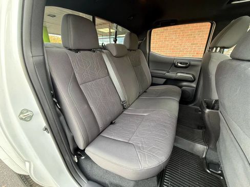 Used 2016 Toyota Tacoma TRD Sport image 14