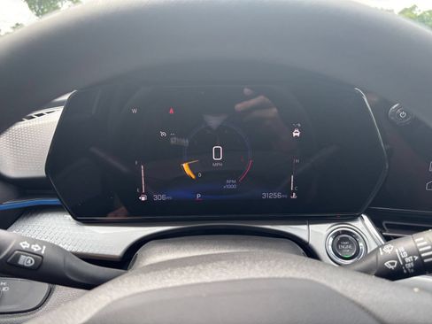 Used 2025 Chevrolet Trax LT FWD image 38