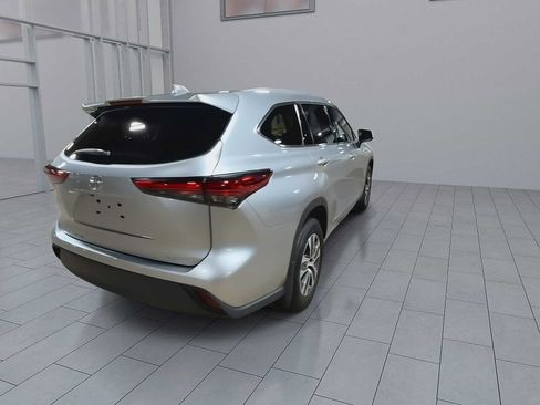 Used 2022 Toyota Highlander XLE AWD/4WD image 8