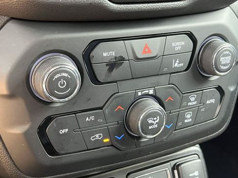 Used 2023 Jeep Renegade Latitude AWD/4WD image 21