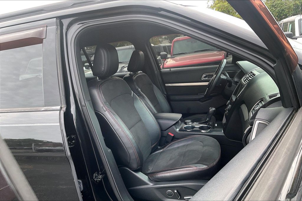 Used 2018 Ford Explorer XLT w/ Equipment Group 202A AWD/4WD image 6