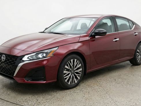 Used 2025 Nissan Altima 2.5 SV image 3