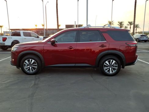 Used 2024 Nissan Pathfinder SL FWD image 7