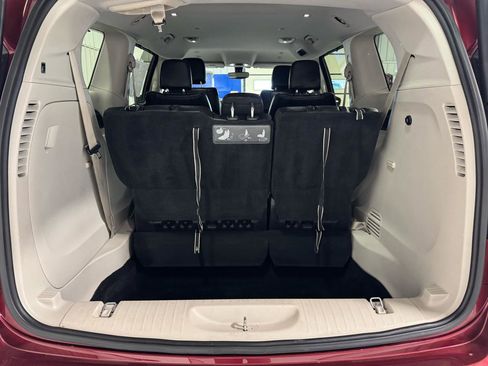 Used 2019 Chrysler Pacifica Touring-L image 13