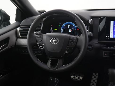 Used 2025 Toyota Camry SE image 13