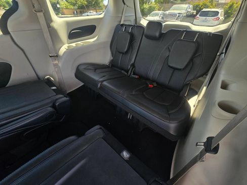 Used 2024 Chrysler Pacifica Touring-L FWD image 7