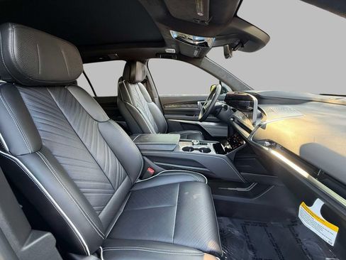 Used 2026 Cadillac Vistiq Platinum w/ LPO, Floor Liner Package AWD/4WD image 14