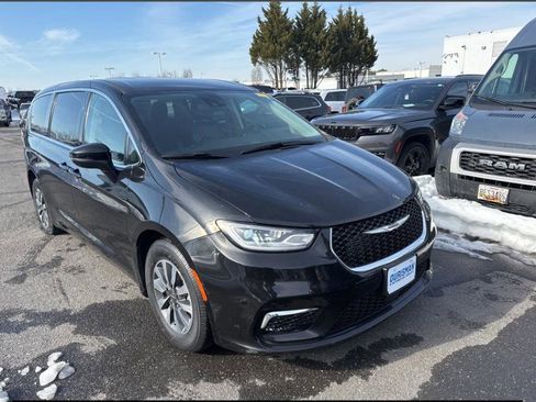 Used 2023 Chrysler Pacifica Touring-L image 2