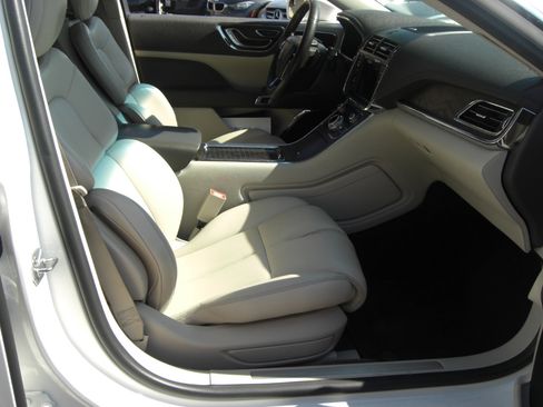 Used 2017 Lincoln Continental Premiere image 18