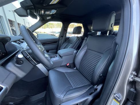 Used 2025 Land Rover Discovery S image 15