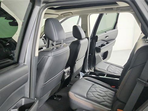 New 2026 Nissan Pathfinder Platinum image 18