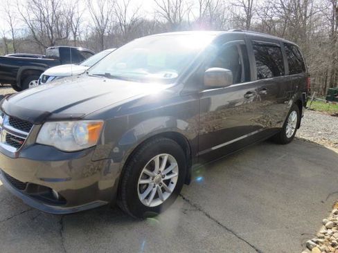 Used 2019 Dodge Grand Caravan SXT image 3