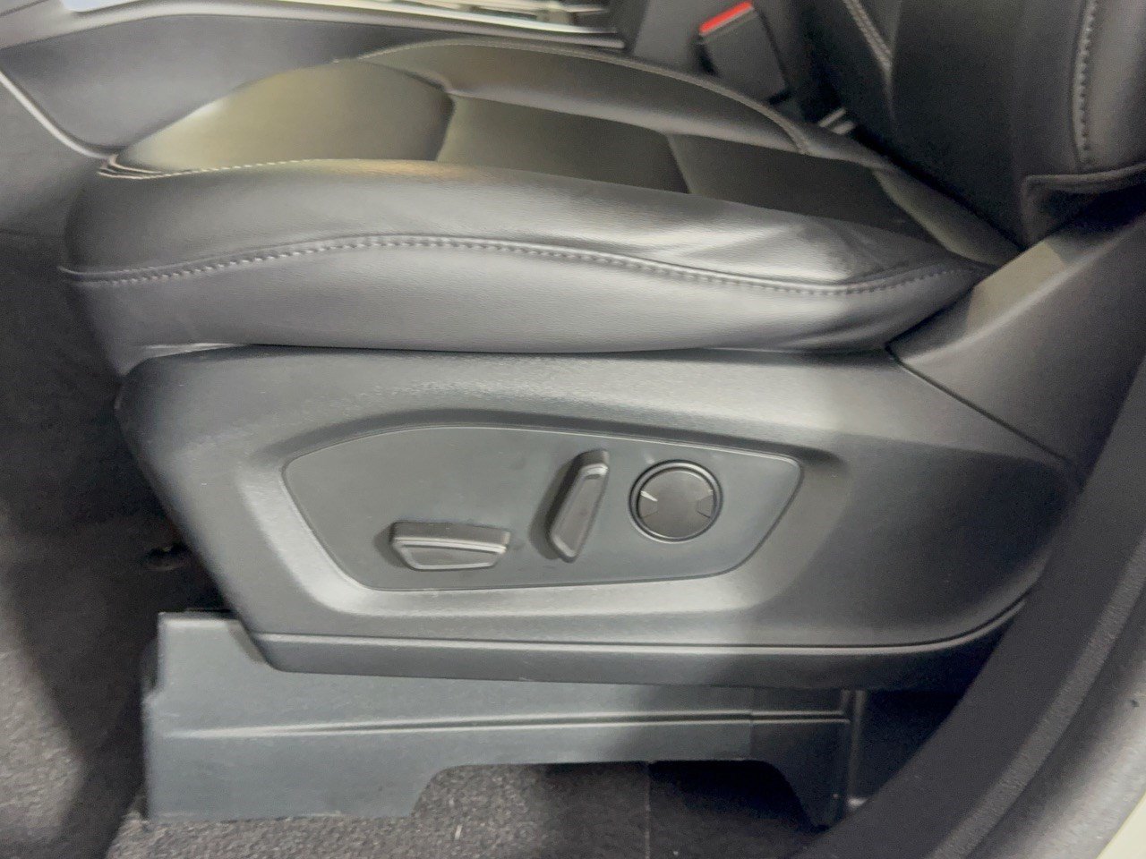 Used 2023 Ford Explorer XLT w/ Equipment Group 202A RWD image 16