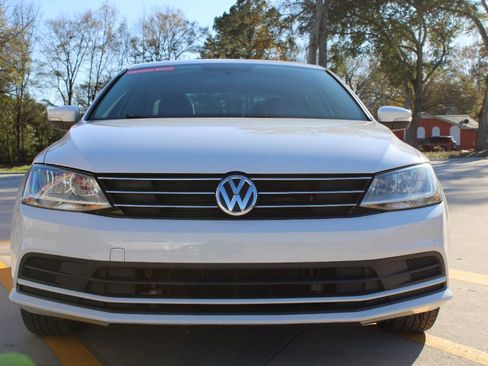 Used 2017 Volkswagen Jetta SE image 2