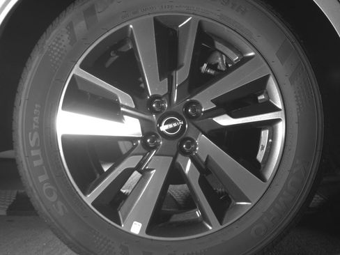 Used 2025 Nissan Versa SV image 15