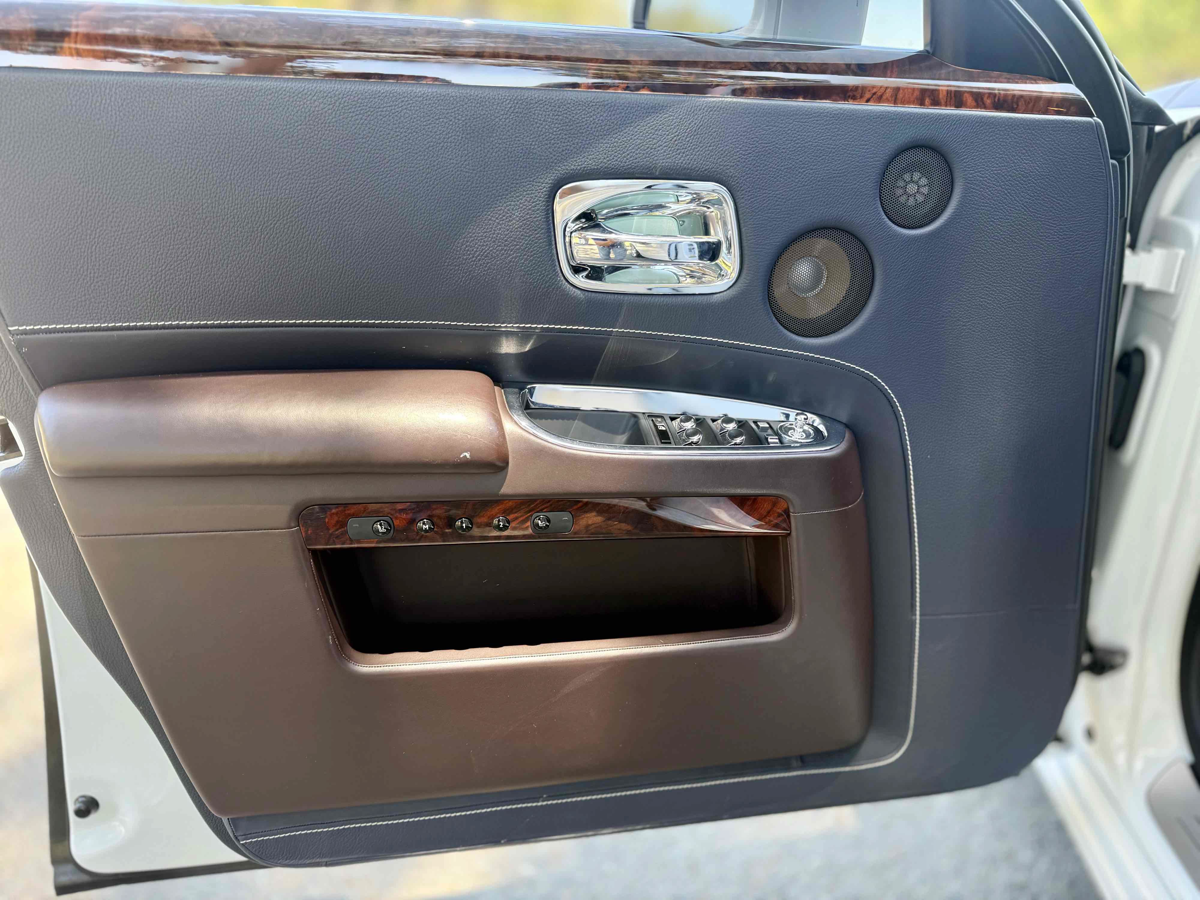 Used 2016 Rolls-Royce Ghost RWD image 28