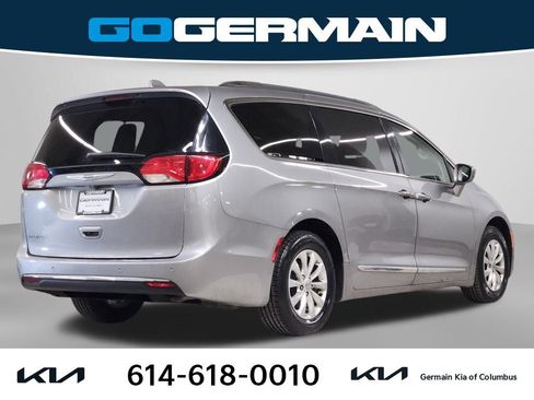 Used 2018 Chrysler Pacifica Touring-L image 8