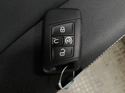 Certified 2025 Volkswagen Taos SE image 29