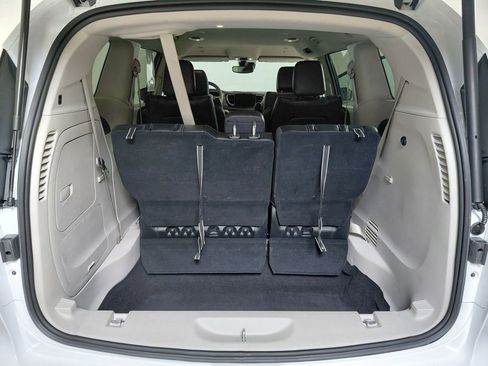 Certified 2023 Chrysler Pacifica Touring-L FWD image 14