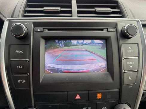 Used 2017 Toyota Camry SE image 11