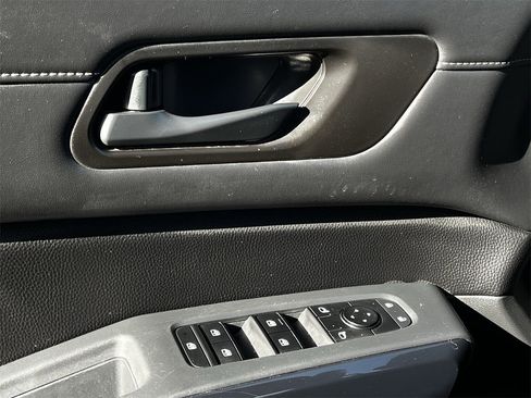 Used 2024 Nissan Pathfinder SV w/ SV Premium Package image 21