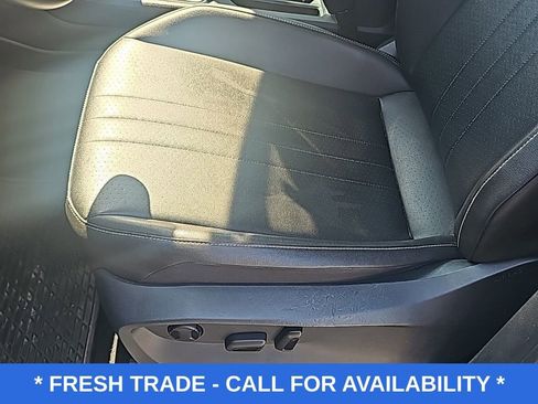 Used 2022 Volkswagen Tiguan SE w/ Panoramic Sunroof Package image 12