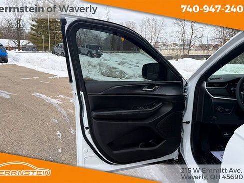 Used 2025 Jeep Grand Cherokee Laredo X image 13