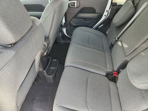 Used 2025 Jeep Wrangler Sahara image 40