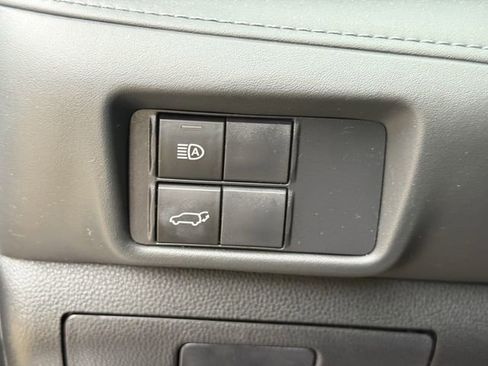Used 2021 Toyota Highlander XLE AWD/4WD image 24