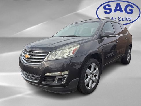 Used 2017 Chevrolet Traverse LT w/ Style and Technology Package image 5