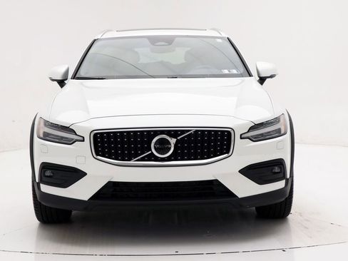 Used 2025 Volvo V60 B5 Cross Country Plus image 5