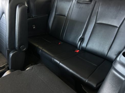 Used 2024 Toyota Highlander XLE FWD image 14