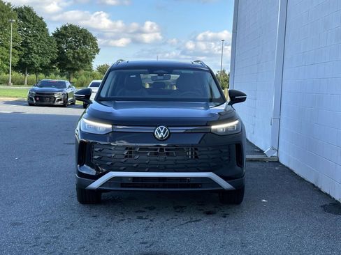 New 2025 Volkswagen Tiguan SE image 9