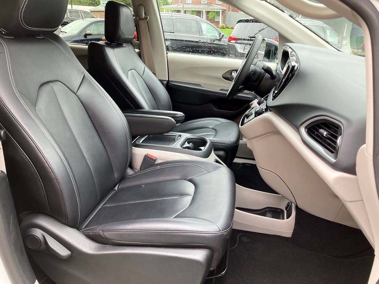Used 2024 Chrysler Pacifica Touring-L FWD image 9
