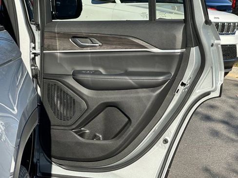 New 2025 Jeep Grand Cherokee Limited image 16