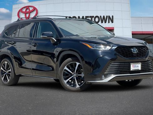 Used 2021 Toyota Highlander XSE AWD/4WD image 2