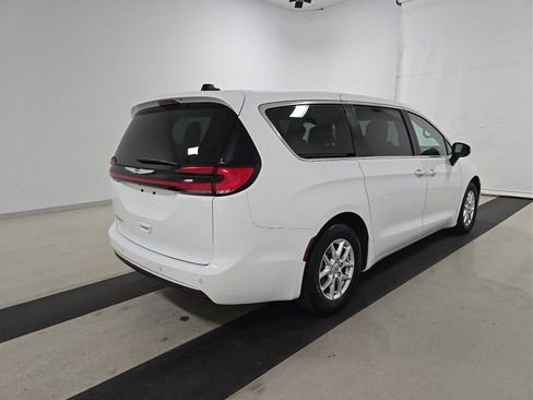Used 2023 Chrysler Pacifica Touring-L FWD image 2