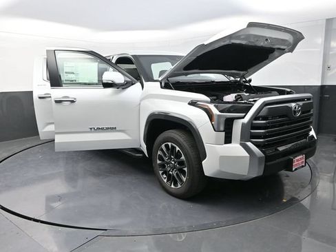 Used 2025 Toyota Tundra Limited AWD/4WD image 30