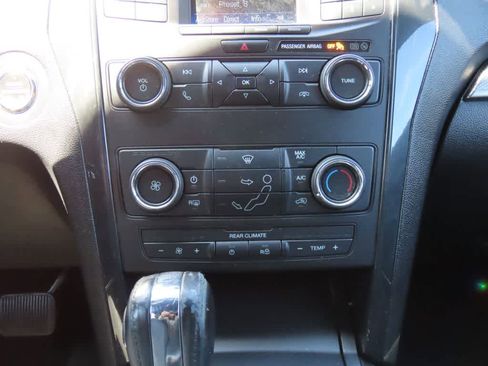 Used 2018 Ford Explorer XLT AWD/4WD image 18