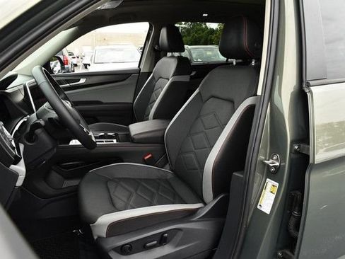 Used 2025 Volkswagen Atlas Peak Edition SE AWD/4WD image 18