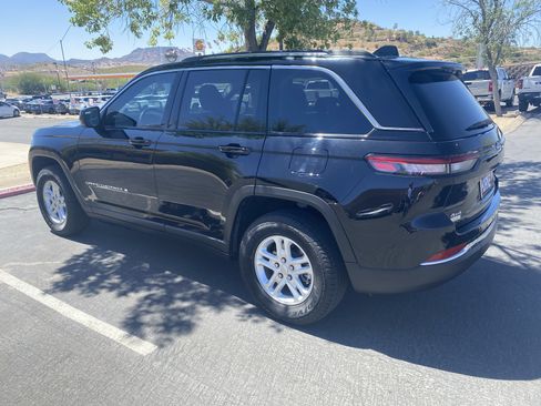 Used 2023 Jeep Grand Cherokee Laredo w/ Trailer Tow Prep Group (B) AWD/4WD image 2