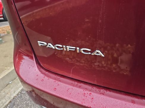 Used 2018 Chrysler Pacifica Touring-L Plus FWD image 8