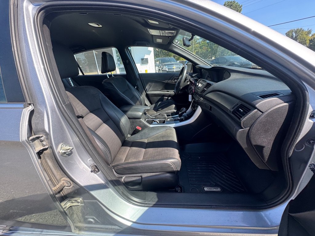 Used 2017 Honda Accord Sport image 9