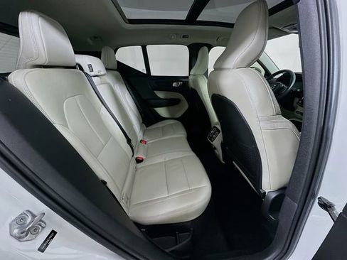 Used 2020 Volvo XC40 T5 Momentum image 9