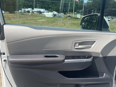 Used 2024 Toyota Sienna LE image 19